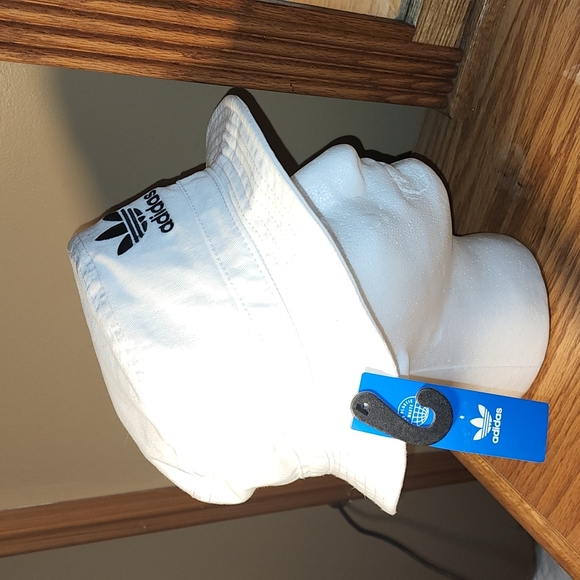 ADIDAS BUCKET HAT